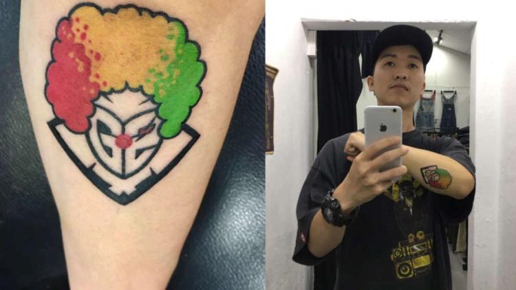 Um verdadeiro fã - um jogador fez uma tatuagem da versão de palhaço do logotipo do G2 Esports