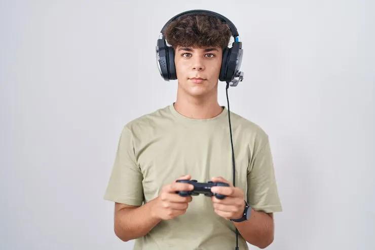 Excesso de jogos para telemóvel obriga jovem de 25 anos no Japão a submeter-se a cirurgia de emergência à coluna vertebral