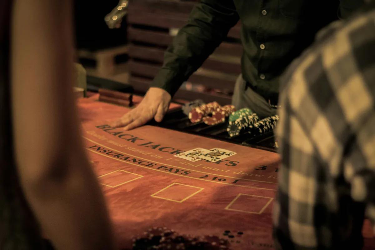 O mergulho profundo de um apostador: Compreender as probabilidades no Blackjack Online Canadiano