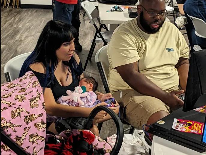 Mãe da Flórida vence torneio Mortal Kombat enquanto segura recém-nascido