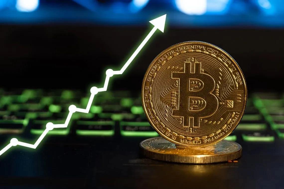 Bitcoin continua a crescer com confiança: Preço atinge $93.500 em meio a liquidações curtas e fatores de mercado