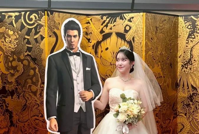 Kazuma Kiryu de papelão torna-se o centro de um casamento feito por fãs em Tóquio