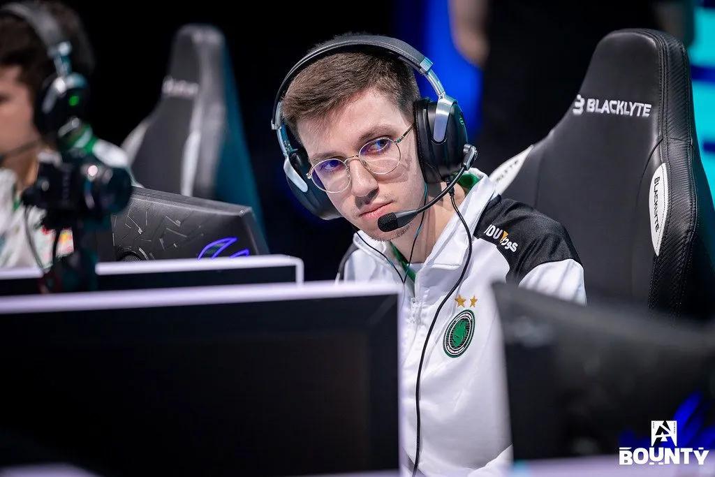 Mudanças na equipe Falcons: Karrigan substitui Kyxsan.
