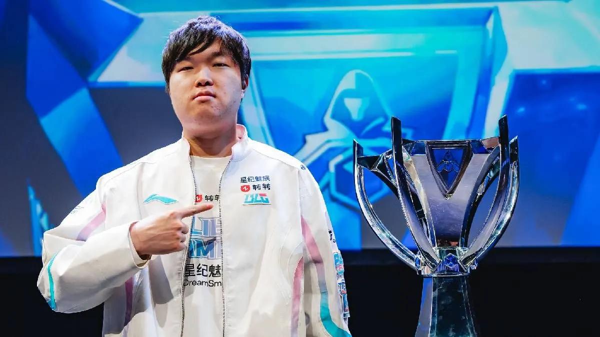 BLG Star Bin é multado em mais de 22.000 dólares por se recusar a dar cinco cêntimos aos fãs num evento da LPL