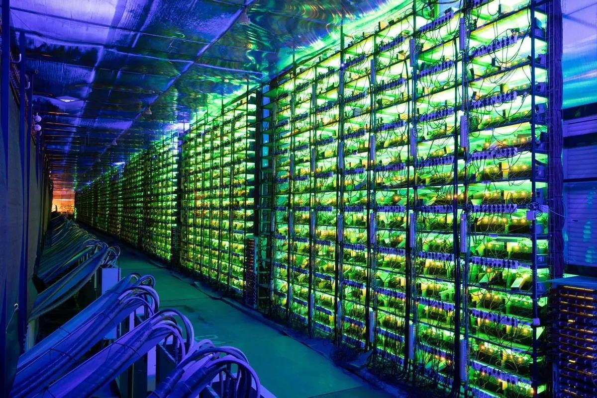 Mineradores de Bitcoin sob pressão devido ao aumento dos custos de produção acima do preço de mercado, o que força uma consolidação em todo o setor.