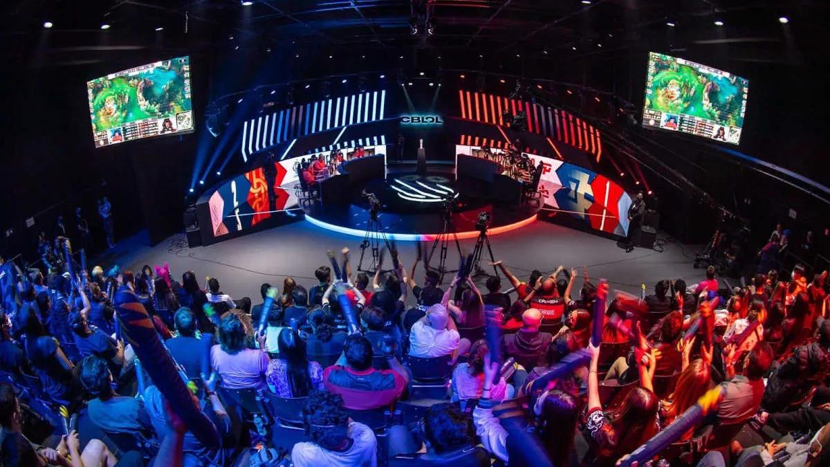 Riot Games celebra um contrato com Santander