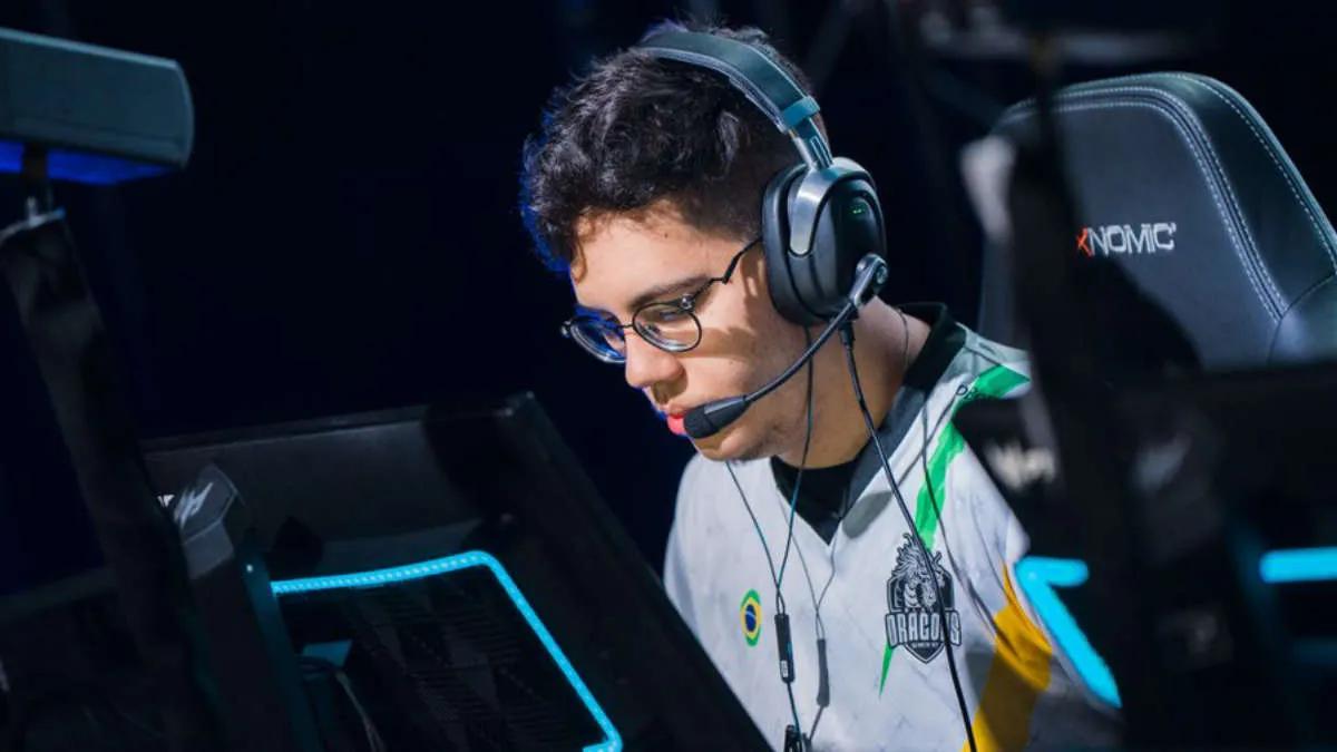 peres deixou a equipe titular Black Dragons e-Sports