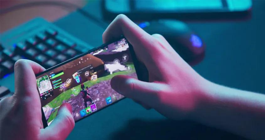 Rapaz de 14 anos na Índia morre por suicídio após disputa sobre jogos para telemóvel
