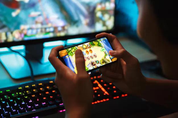 Jogos para telemóvel vs. jogos para computador 2025: qual é o melhor?