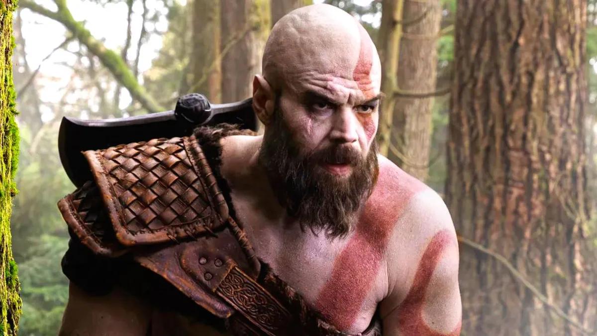 A Amazon vai substituir o ator que interpreta Kratos na série de televisão «God of War», na sequência da lesão de Ryan Hurst